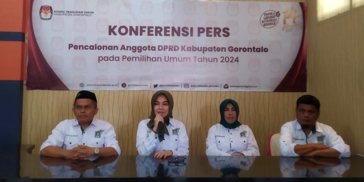 Ketua DPC PKB Kabupaten Gorontalo, Ade Sera Rahim saat konfrensi pers di KPU, Sabtu (13/5/2023).