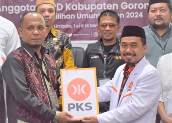 Ketua DPC PKS Kabupaten Gorontalo Mohammad Ridjal Badja saati mendaftarkan Bacaleg ke KPU Kabupaten Gorontalo, Jumat (12/5/23).
