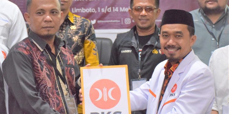 Ketua DPC PKS Kabupaten Gorontalo Mohammad Ridjal Badja saati mendaftarkan Bacaleg ke KPU Kabupaten Gorontalo, Jumat (12/5/23).