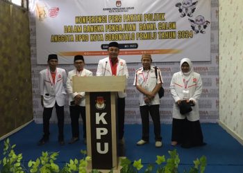 Ketua DPD PKS Kota Gorontalo Etwin Olii saat memberikan keterangan pers di KPU Kota Gorontalo, Jumat (12/5/2023).