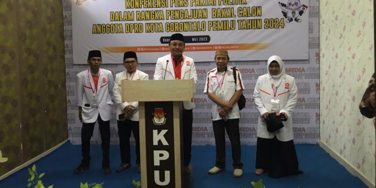 Ketua DPD PKS Kota Gorontalo Etwin Olii saat memberikan keterangan pers di KPU Kota Gorontalo, Jumat (12/5/2023).