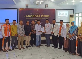 PKS Pohuwato menyerahkan dokumen 25 Bacaleg, di KPU Pohuwato, Jumat (12/5/2023).(F. Istimewa)