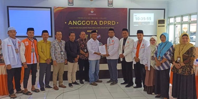 PKS Pohuwato menyerahkan dokumen 25 Bacaleg, di KPU Pohuwato, Jumat (12/5/2023).(F. Istimewa)