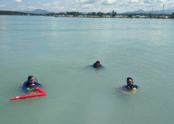 Penyelam yang tergabung dalam POSSI ikut membantu pencarian korban tenggelam di Sungai Marisa
