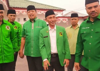 Ketua DPW PPP Provinsi Gorontalo, Nelson Pomalingo, bersama pengurus PPP saat mendaftarkan bacaleg DPRD Provinsi Gorontalo di KPU Provinsi Gorontalo,