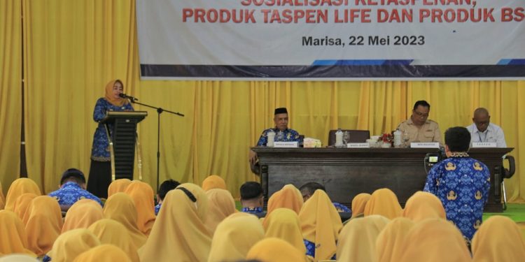 Wakil Bupati Pohuwato Suharsi Igirisa saat memberikan sambutan pada pembinaan 256 PPPK, berlangsung di Gedung Panua Pohuwato, Senin (22/5/2023) (F. Humas Pohuwato)