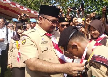 Menteri Agama, Yaqut Cholil Qoumas, menyematkan tanda peserta Pramuka Wirakarya Nasional Perguruan Tinggi Keagamaan (PWN-PTK) di Gorontalo.