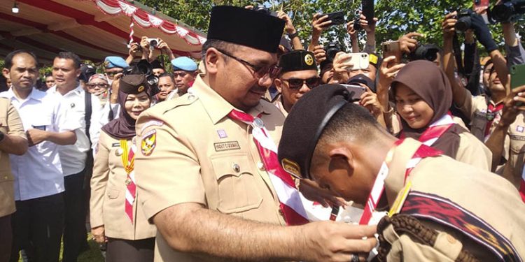 Menteri Agama, Yaqut Cholil Qoumas, menyematkan tanda peserta Pramuka Wirakarya Nasional Perguruan Tinggi Keagamaan (PWN-PTK) di Gorontalo.