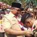 Menteri Agama, Yaqut Cholil Qoumas, menyematkan tanda peserta Pramuka Wirakarya Nasional Perguruan Tinggi Keagamaan (PWN-PTK) di Gorontalo.