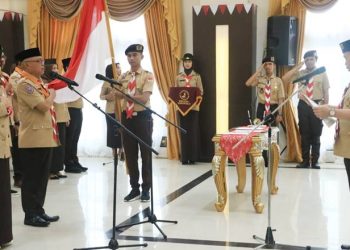 Wakil Ketua DPRD Provinsi Gorontalo Sofyan Puhi saat dilantik sebagai Ketua Kwartir Daerah Gerakan Pramuka Gorontalo periode 2023-2028, oleh Penjabat Gubernur Gorontalo Ismail Pakaya, Minggu (21/5/2023) (engki/hms)