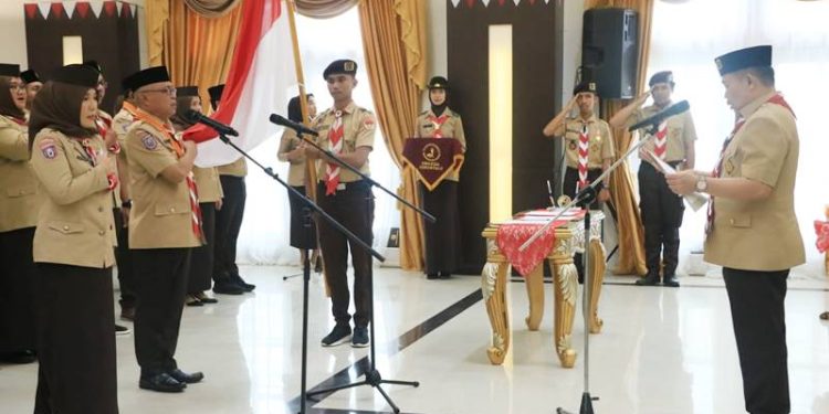 Wakil Ketua DPRD Provinsi Gorontalo Sofyan Puhi saat dilantik sebagai Ketua Kwartir Daerah Gerakan Pramuka Gorontalo periode 2023-2028, oleh Penjabat Gubernur Gorontalo Ismail Pakaya, Minggu (21/5/2023) (engki/hms)