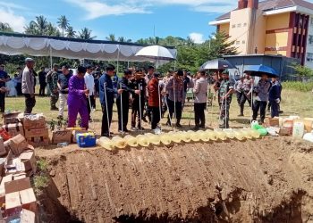 Pemusnahan miras oleh Polda Gorontalo yang digelar di Kelurahan Buliide, Kecamatan Kota Barat, Kota Gorontalo, Selasa (2/5/2023). (F. Sari/Gopos)