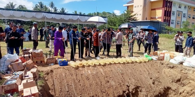 Pemusnahan miras oleh Polda Gorontalo yang digelar di Kelurahan Buliide, Kecamatan Kota Barat, Kota Gorontalo, Selasa (2/5/2023). (F. Sari/Gopos)