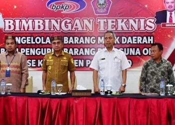 Bupati Pohuwato, Saipul Mbuinga,(kedua kiri) saat Pembukaan Bimtek Pengelolaan Barang Milik Daerah, Selasa 23/05/2023 (F Humas Pemda Pohuwato)