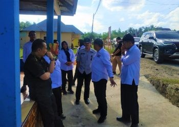 Penjagub Gorontalo Ismail Pakaya saat meninjau ruas jalan Duhiadaa, Kabupaten Pohuwato, Rabu (24/5/2023). (F. Yusuf/gopos)