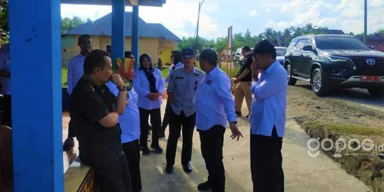 Penjagub Gorontalo Ismail Pakaya saat meninjau ruas jalan Duhiadaa, Kabupaten Pohuwato, Rabu (24/5/2023). (F. Yusuf/gopos)