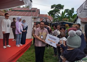 Kepala Perwakilan Bank Indonesia Provinsi Gorontalo, Dian Nugraha didampingi Bupati Hamim Pou, Wabup Merlan S. Uloli dan Kepala BPJS Ketenagakerjaan Cabang Gorontalo Arif Budiman saat menyerahkan secara simbolis program bantuan intervensi stunting di Desa Bongoime, Kecamatan Tilongkabila, Jumat (5/5/2023). (Foto Indra/Gopos)