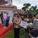 Kepala Perwakilan Bank Indonesia Provinsi Gorontalo, Dian Nugraha didampingi Bupati Hamim Pou, Wabup Merlan S. Uloli dan Kepala BPJS Ketenagakerjaan Cabang Gorontalo Arif Budiman saat menyerahkan secara simbolis program bantuan intervensi stunting di Desa Bongoime, Kecamatan Tilongkabila, Jumat (5/5/2023). (Foto Indra/Gopos)
