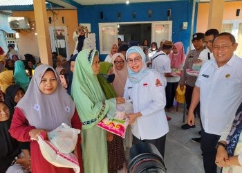 Wabup Merlan S. Uloli saat menyalurkan bantuan Penanganan Daerah Rawan Pangan (PDRP) di Desa Suka Damai, Kecamatan Bulango Utara, Rabu (24/5/2023). (Foto Aisiyah/Magang Diskominfo)
