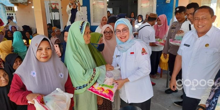 Wabup Merlan S. Uloli saat menyalurkan bantuan Penanganan Daerah Rawan Pangan (PDRP) di Desa Suka Damai, Kecamatan Bulango Utara, Rabu (24/5/2023). (Foto Aisiyah/Magang Diskominfo)