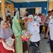 Wabup Merlan S. Uloli saat menyalurkan bantuan Penanganan Daerah Rawan Pangan (PDRP) di Desa Suka Damai, Kecamatan Bulango Utara, Rabu (24/5/2023). (Foto Aisiyah/Magang Diskominfo)