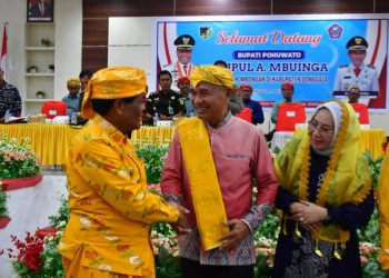 Bupati Donggala Kasman Lassa saat menerima kunjungan Bupati Pohuwato Saipul Mbuinga, Selasa (2/5/2023). (F. Humas)