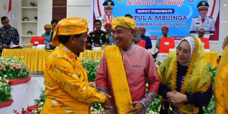 Bupati Donggala Kasman Lassa saat menerima kunjungan Bupati Pohuwato Saipul Mbuinga, Selasa (2/5/2023). (F. Humas)