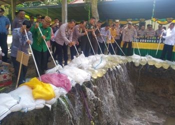 Pemusnahan miras yang dilakukan Polda Gorontalo, Kamis (23/5/2023). (F. Abin/gopos)
