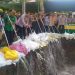 Pemusnahan miras yang dilakukan Polda Gorontalo, Kamis (23/5/2023). (F. Abin/gopos)