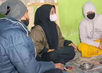 Ibu Siti dan dua suaminya bernama Abdul dan Somad yang melakukan praktek poliandri. Mereka bahkan hidup rukun tinggal serumah. (suara.com/istimewa)