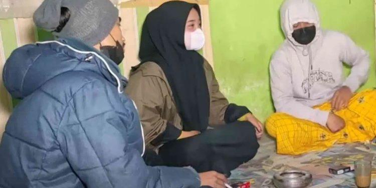 Ibu Siti dan dua suaminya bernama Abdul dan Somad yang melakukan praktek poliandri. Mereka bahkan hidup rukun tinggal serumah. (suara.com/istimewa)