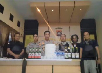 Jajaran Polsek Mootilango usai menyita miras pada kegiatan patroli yang ditingkatkan, Rabu (10/5/2023).