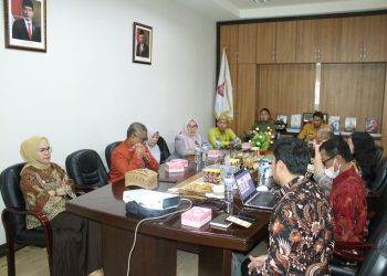 KPK RI saat menyampaikan hasil supervisi dihadapan Wakil Bupati Bone Bolango, Merlan S. Uloli, Sekda Ishak Ntoma, dan jajaran OPD terkait di Ruang Rapat Wabup, Kamis (4/5/2023). (Foto Yudi Sespri Wabup)