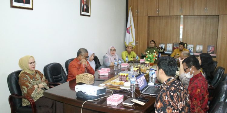 KPK RI saat menyampaikan hasil supervisi dihadapan Wakil Bupati Bone Bolango, Merlan S. Uloli, Sekda Ishak Ntoma, dan jajaran OPD terkait di Ruang Rapat Wabup, Kamis (4/5/2023). (Foto Yudi Sespri Wabup)
