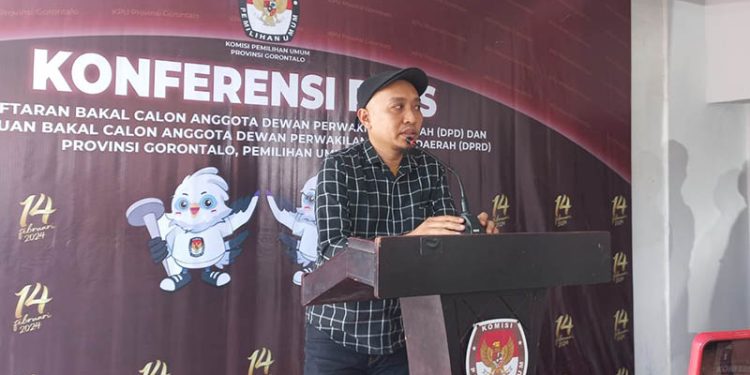 Bakal calon anggota DPD, Ronal Bidjuni, menyampaikan keterangan pers usai mendaftar sebagai bakal calon anggota DPD di KPU Provinsi Gorontalo, Rabu (10/5/2023).(hasan/gopos)