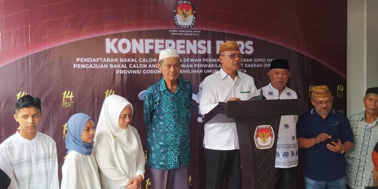 Bakal calon anggota DPD, Rusliyanto Monoarfa, menyampaikan keterangan pers usai mendaftar di KPU Provinsi Gorontalo, Jumat (12/5/2023).(Sodiq)