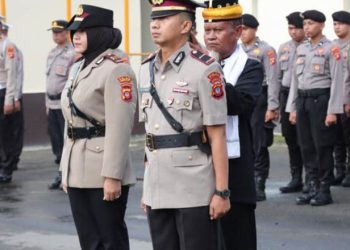 Upacara Sertijab Kapolsek Dungingi dari Iptu Pranti Natalia Olii ke Ipda Roy Pidu. (dok. Polresta Gorontalo Kota)