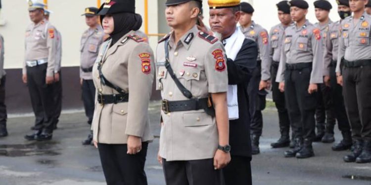 Upacara Sertijab Kapolsek Dungingi dari Iptu Pranti Natalia Olii ke Ipda Roy Pidu. (dok. Polresta Gorontalo Kota)