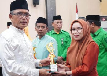 Sekretaris Daerah Kota Gorontalo, Ismail Madjid, menyerahkan piala kepada pemenang lomba STQH.