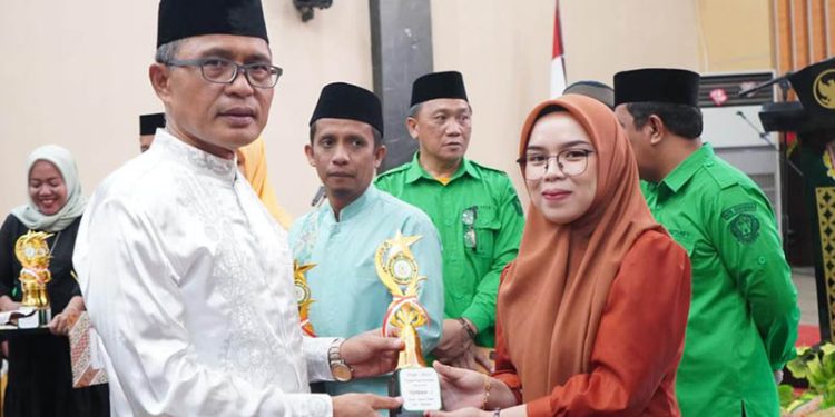 Sekretaris Daerah Kota Gorontalo, Ismail Madjid, menyerahkan piala kepada pemenang lomba STQH.