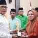 Sekretaris Daerah Kota Gorontalo, Ismail Madjid, menyerahkan piala kepada pemenang lomba STQH.