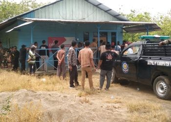 Penyegelan tempat hiburan malam di Kecamatan Randangan, Pohuwato, Jumat (26/5/2023). (F Yusuf/gopos)