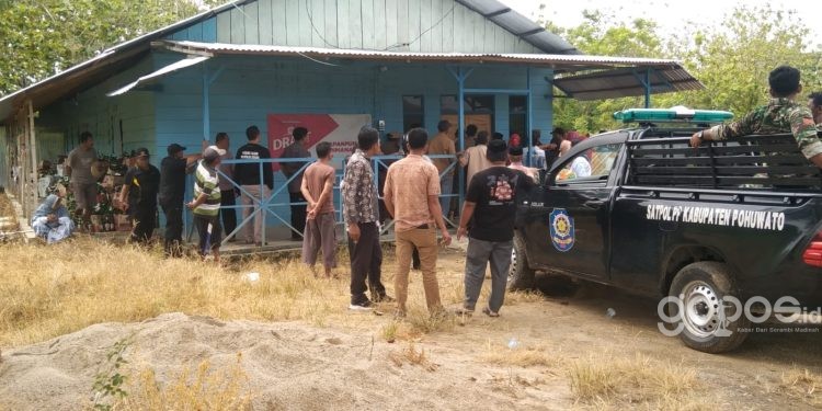 Penyegelan tempat hiburan malam di Kecamatan Randangan, Pohuwato, Jumat (26/5/2023). (F Yusuf/gopos)