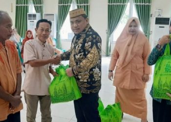 Wakil Bupati (Wabup) Gorontalo Hendra S. Hemeto Secara Simbolis Menyerahkan 235 Paket Sembako Kepada Waker, Cleaning Service, dan Tenaga Kebersihan dilingkungan Pemerintah Kabupaten (Pemkab) Gorontalo.