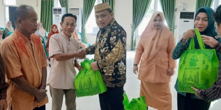 Wakil Bupati (Wabup) Gorontalo Hendra S. Hemeto Secara Simbolis Menyerahkan 235 Paket Sembako Kepada Waker, Cleaning Service, dan Tenaga Kebersihan dilingkungan Pemerintah Kabupaten (Pemkab) Gorontalo.