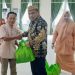Wakil Bupati (Wabup) Gorontalo Hendra S. Hemeto Secara Simbolis Menyerahkan 235 Paket Sembako Kepada Waker, Cleaning Service, dan Tenaga Kebersihan dilingkungan Pemerintah Kabupaten (Pemkab) Gorontalo.