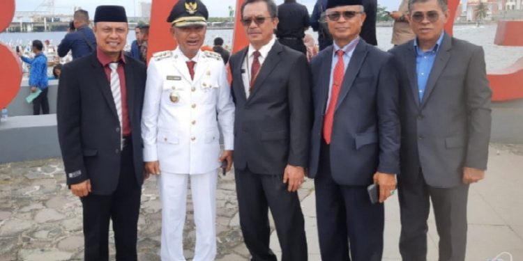 Sekretaris Daerah Kabupaten Gorontalo Dr. Roni Sampir menghadiri Upacara Puncak Peringatan Hari Otonomi Daerah Ke - XXVII yang dipusatkan di Pantai Losari, Kota Makassar, Sulawesi Selatan, Sabtu (29/04/2023).