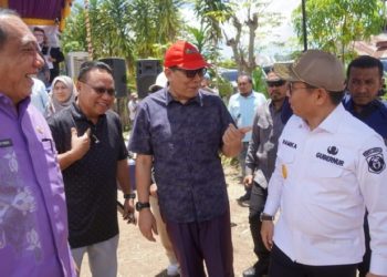 Penjabat Gubernur Gorontalo Hamka Hendra Noer saat mengajak Exco Pertanian dan Infrastruktur Kerajaan Negeri Selangor Malaysia, Izham Bin Hashim bersama rombongan menyaksikan secara langsung panen raya jagung, Kamis (9/3/2023). Panen raya jagung milik petani di desa di Desa Tabongo, Kabupaten Gorontalo. (Foto : Rian)