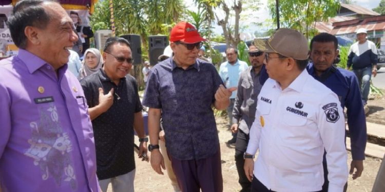 Penjabat Gubernur Gorontalo Hamka Hendra Noer saat mengajak Exco Pertanian dan Infrastruktur Kerajaan Negeri Selangor Malaysia, Izham Bin Hashim bersama rombongan menyaksikan secara langsung panen raya jagung, Kamis (9/3/2023). Panen raya jagung milik petani di desa di Desa Tabongo, Kabupaten Gorontalo. (Foto : Rian)