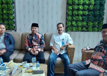 Penjabat Gubernur Gorontalo Hamka Hendra Noer saat bertemu Sekretaris Jenderal Kementerian Agama RI Nizar Ali di Bandara Djalaludin Gorontalo, Sabtu (6/3/2023). Dalam pertemuan ini Hamka menyampaikan permohonan dukungan usulan prioritas penetapan Bandara Djalaludin menjadi embarkasi/debarkasi haji.